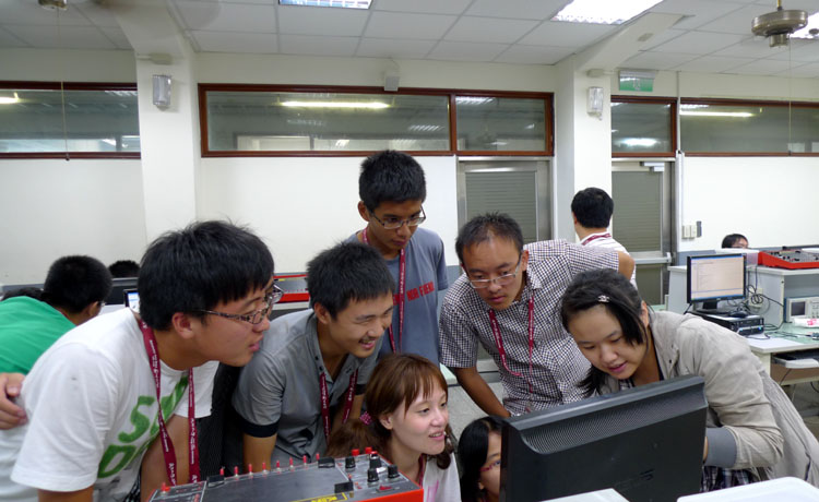 必赢官网学生与逢甲大学学生探讨手动实验