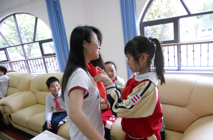 小学生为必赢官网志愿者系红领巾