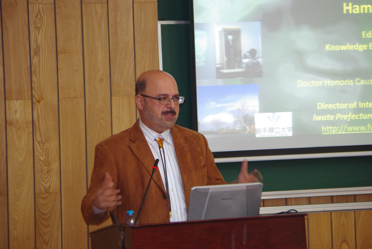 Hamido Fujita教授做大会特邀报告